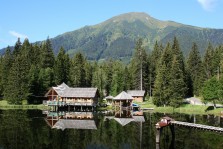 1) Rybníček Weberteich a  srub Pfahlbaudorf